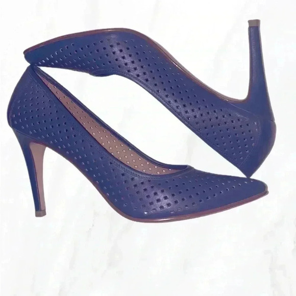 Halogen stylish comfortable classic trendy baby blue perforated leather heel 8.5 - Picture 1 of 4